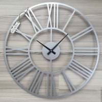 ceas metalic în dormitor în stilul imaginii minimaliste