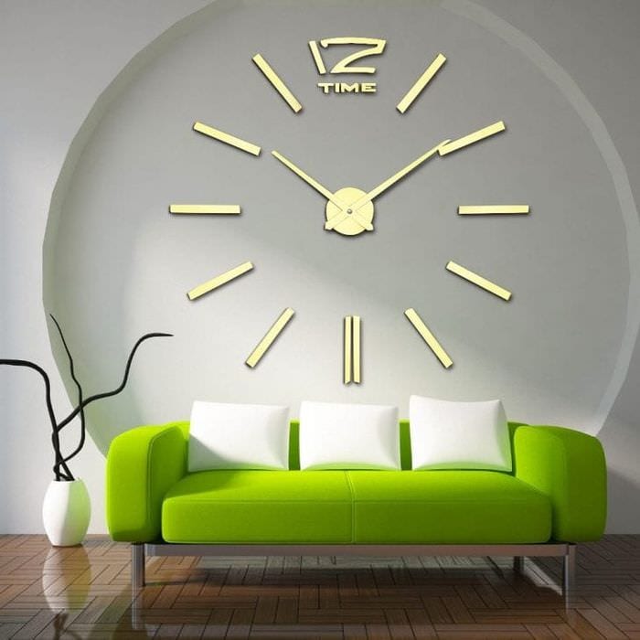ceas din plastic pe hol în stilul minimalismului