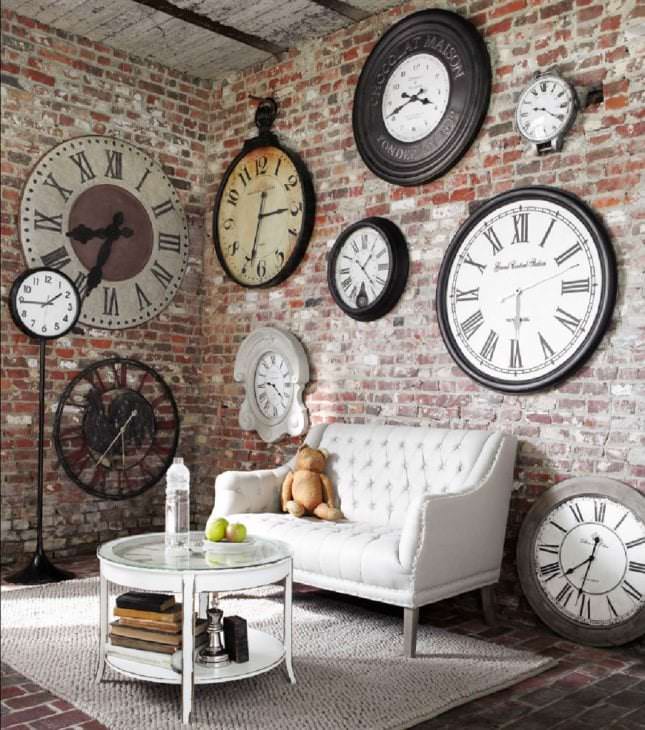 ceas metalic pe hol în stilul minimalismului
