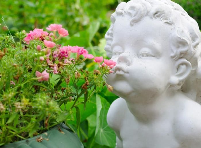 Dekorativ figur av en pojke för att dekorera en liten trädgård