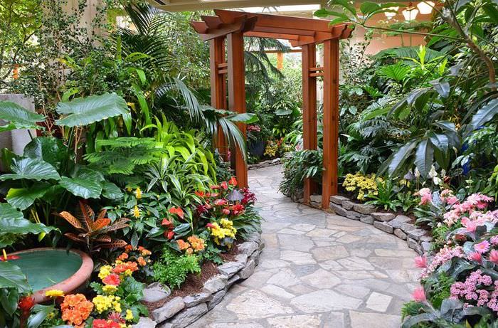 Dřevěný oblouk v designu tropické zahrady