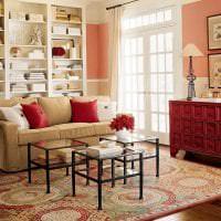 kirkas viininpunainen väri asunnon valokuvan suunnittelussa