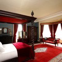 لون بورجوندي غني في صورة ديكور غرفة النوم