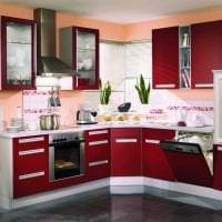kaunis viininpunainen väri keittiön suunnittelukuvassa