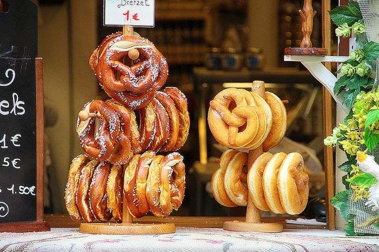 Opsæt kringle bar skål traditionelt træ bord dekoration