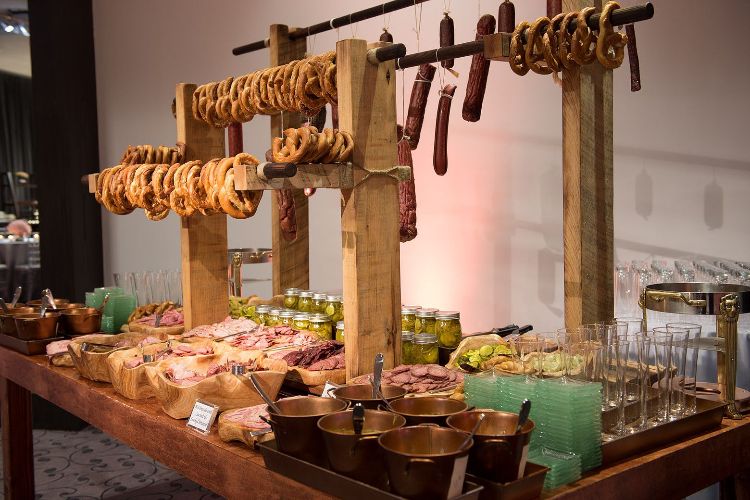træbrædder bryllupsfest kringler hængte op kringle bar opsat have salte snacks salami skinke champagneglas