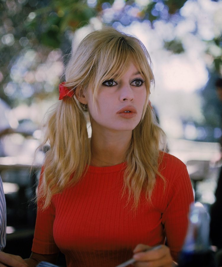 Brigitte Bardot frisure to hestehaler med lange pandehår