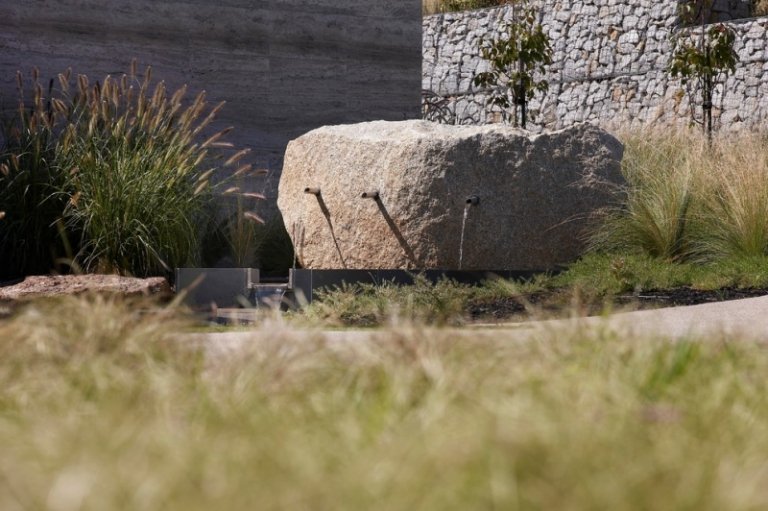 Vand funktioner-haven-sten-rør-gabion væg-siv-prydgræs