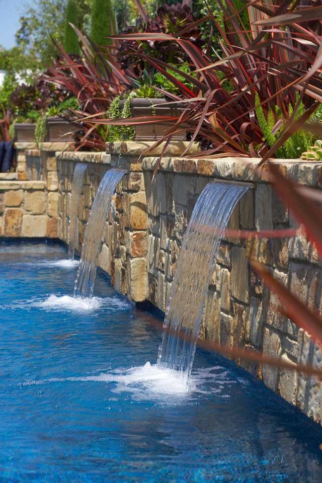 springvand vandfald vand funktion have pool natursten mur