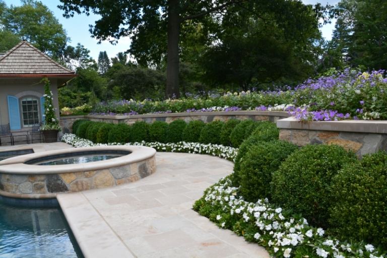 buksbom i haven væg blomster hvide pool spabad fliser