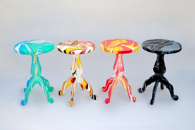 metafaux -samling af farverige designstole med marmormønstre