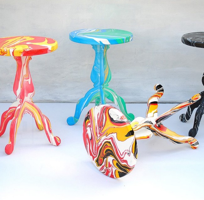 forskellige farvekombinationer farverige designstole med marmormønstre