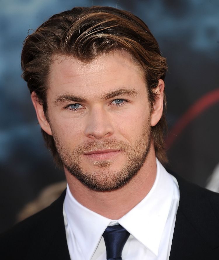 business frisurer mænd chris hemsworth mellemlangt kæmmet hår med tre-dages skæg berømthed stjerner stil look