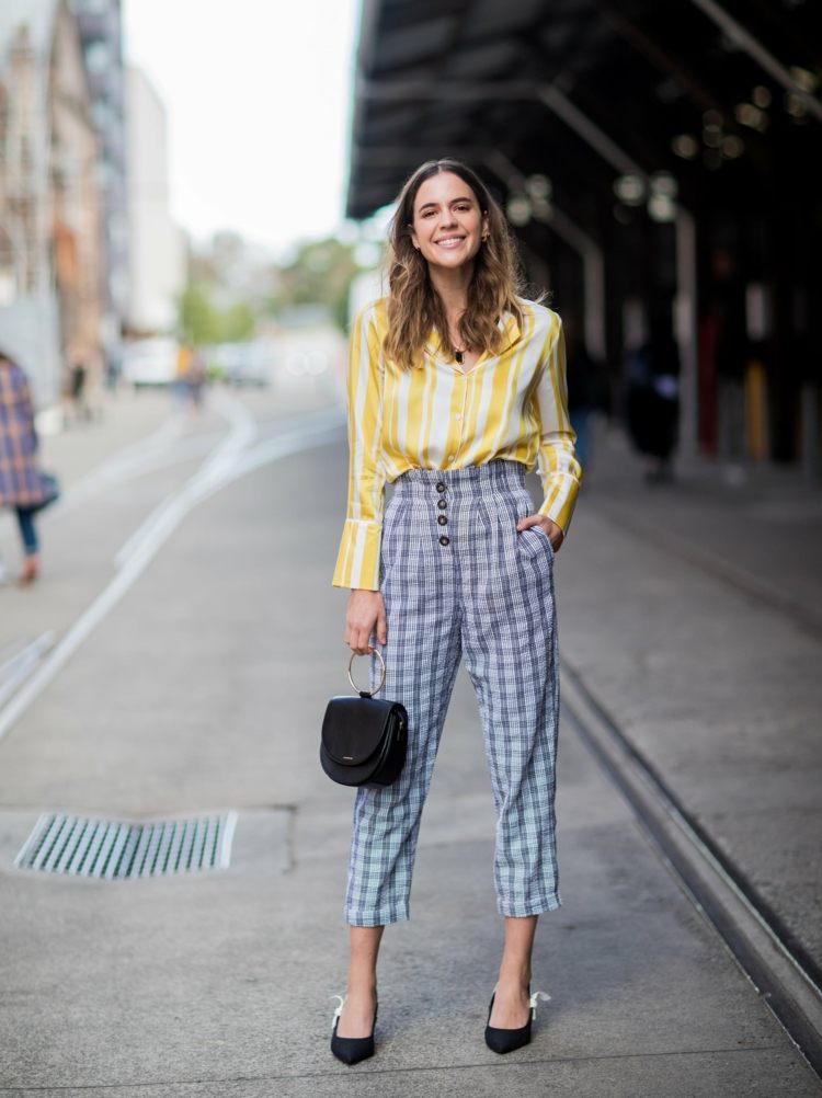 Tjek mønster trend bukser kombinerer sommer mode trends kvinder