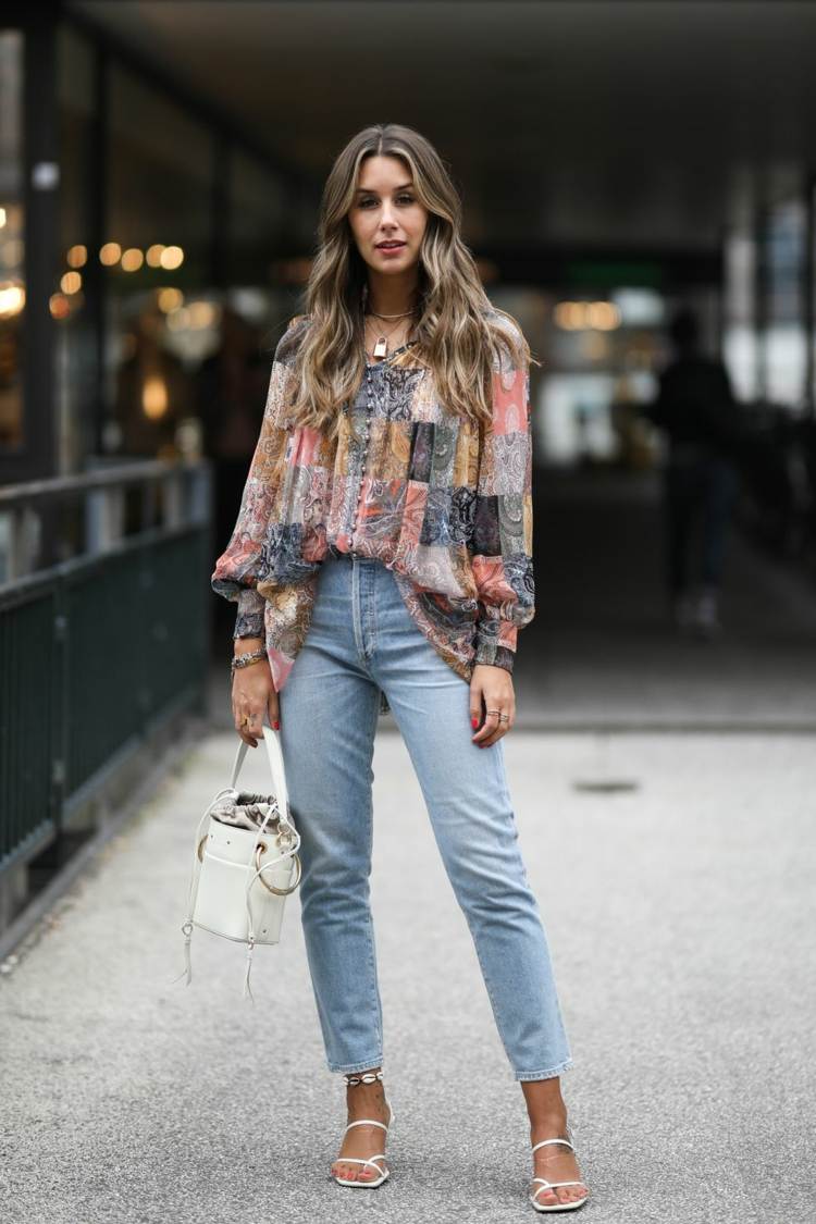 Business outfit damer sommer mom jeans kombineret med skjorte