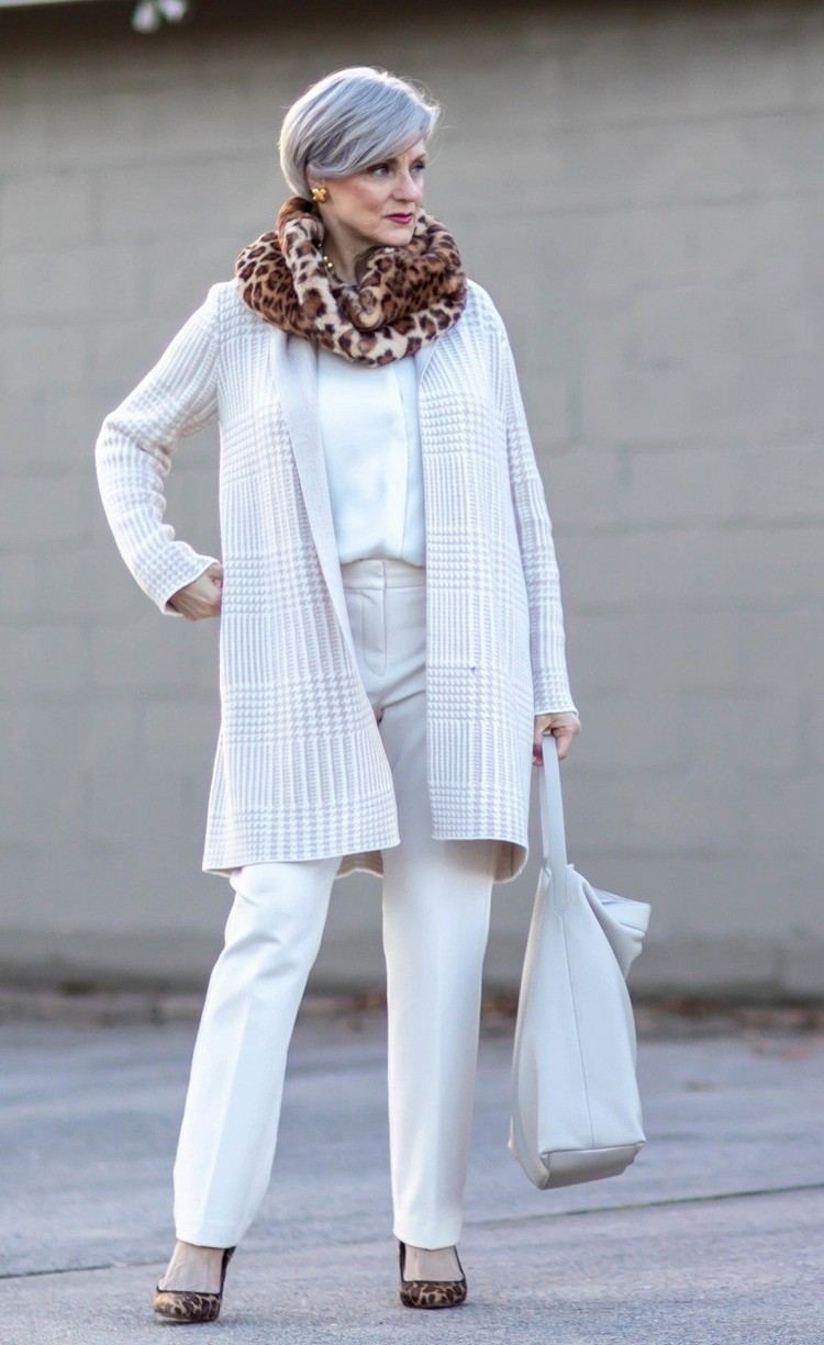 hvide jeans kombinerer kapsel garderobe kvinder over 50