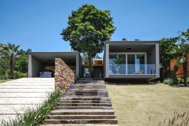 bolig-hus-i-regnskoven-bakket-ejendom-minimalistisk-grundplan