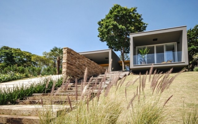 Casa-ME-idyllisk-landskab-hus-facade-retvinklet-indbyrdes-terninger
