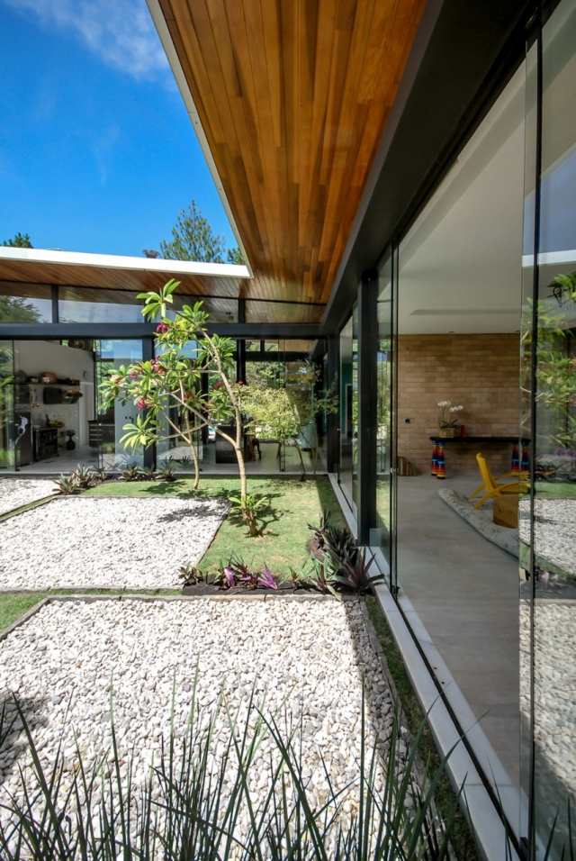 Baldakin-designet-i-træ-glas-vinduesruder-loft-høj-casa-me
