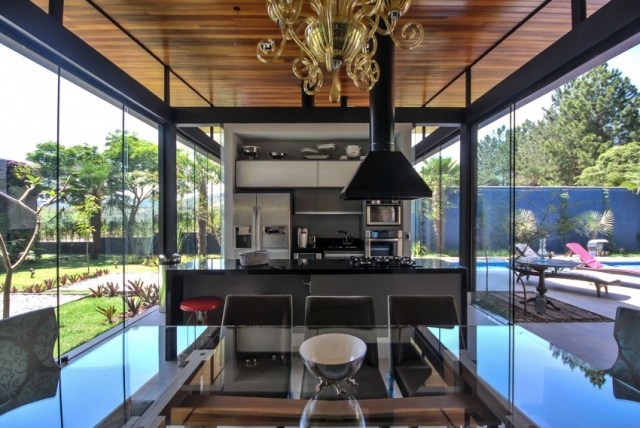 boligbyggeri-glasfronter-loft-højt-interiør-design-åbent køkkenområde