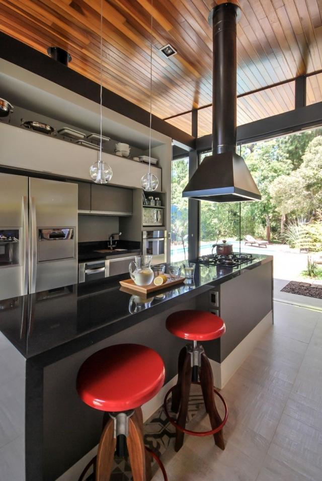 åbent-køkken-design-rød-bar-stole-moderne-loft-træ-Casa-ME