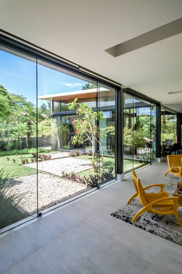 Skydedøre-glas-loft-højt opholdsområde-Otta-Albernaz-Arquitetura-Casa-me