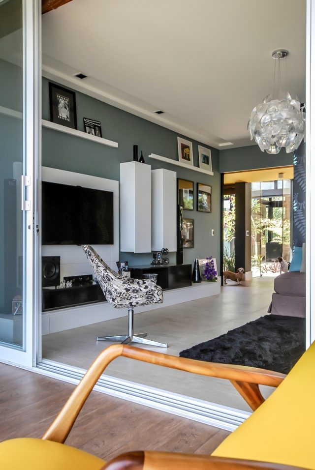Casa-me-møbler-stol-moderne-væg-farve-grå-Otta-Albernaz-Arquitetura