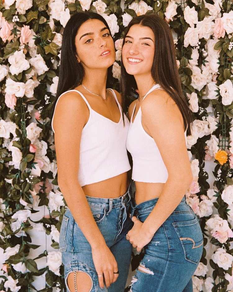 Charli D'Amelio og hendes søster med croptops og jeans i 80'ernes look