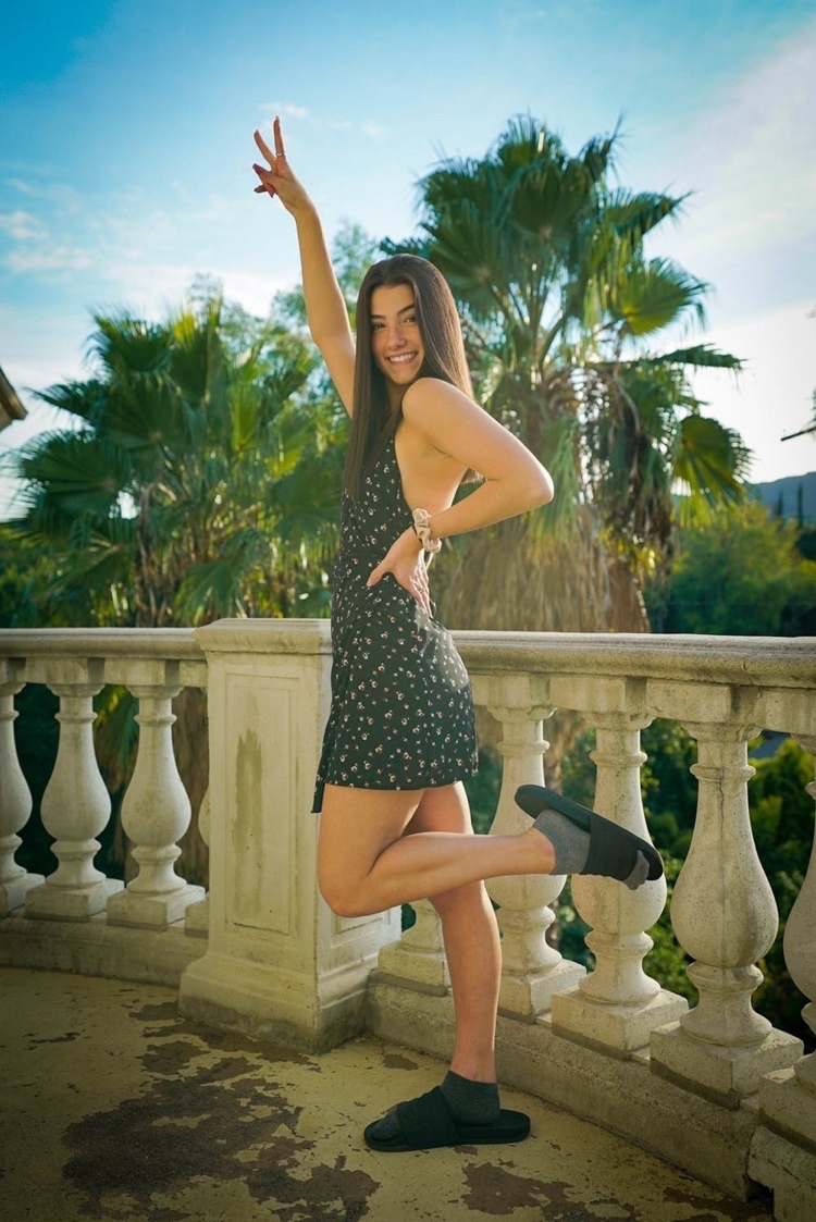 Charli D'Amelio hverdagsoutfit med en kort kjole og flade sandaler