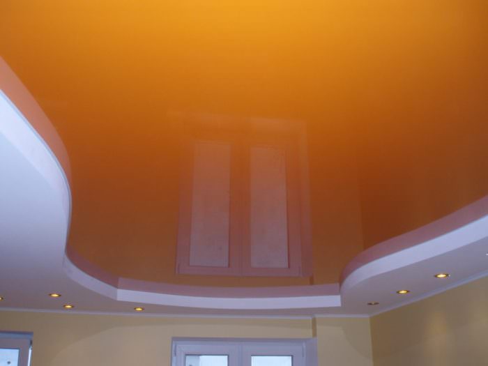 Orange farve på loftet.