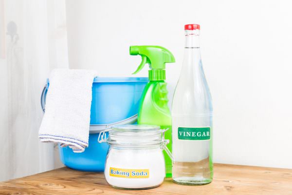 Keittotasojen puhdistamiseen käytetään erilaisia ​​tuotteita.