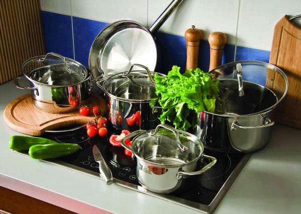 On optimaalista käyttää ruostumatonta terästä tai emaloituja keittiövälineitä keraamisen lautasen ruoanlaittoon.