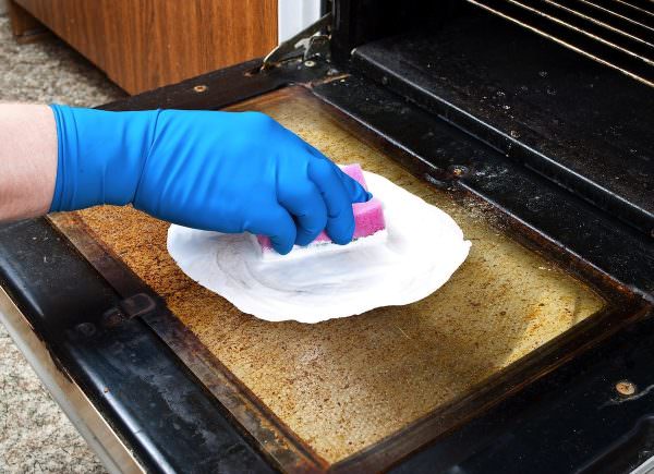 Ved hjælp af moderne rengøringsmidler kan du vaske ovnen for eventuelle kuldepoter