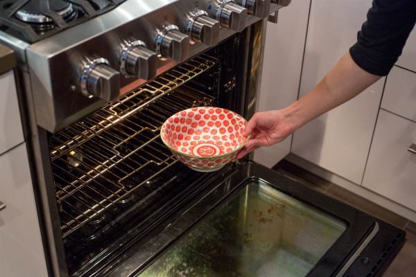 Rengøring af ovnen med eddike