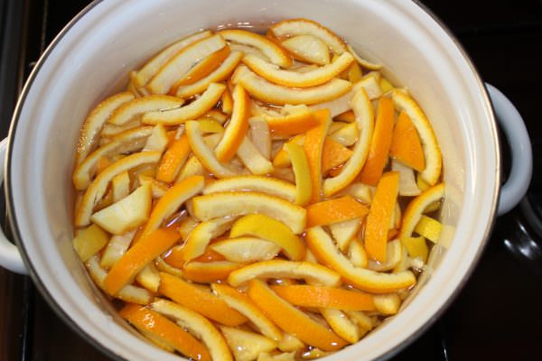 מרתח של קליפות תפוזים מצוין לסילוק ריחות בתנור