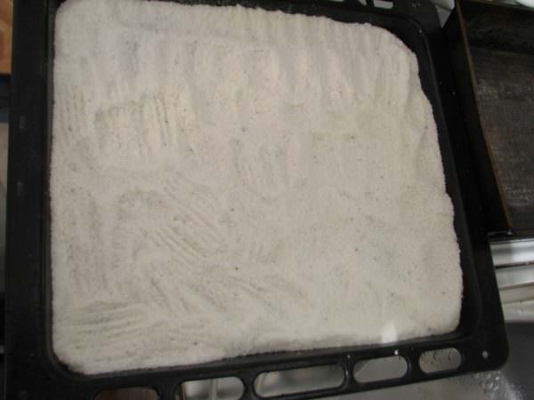Drys salt på panden og bag i ovnen i cirka 20 minutter - eliminerer perfekt lugt