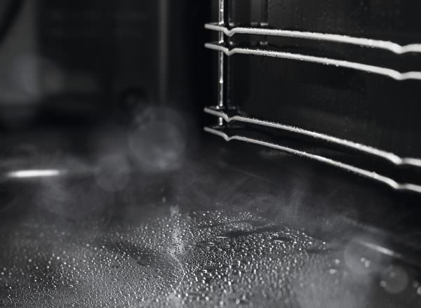 rengøring af ovnen med damp
