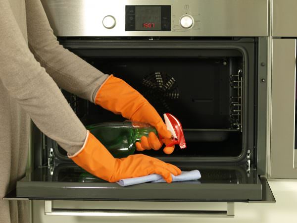 Rengøring af ovnen for snavs
