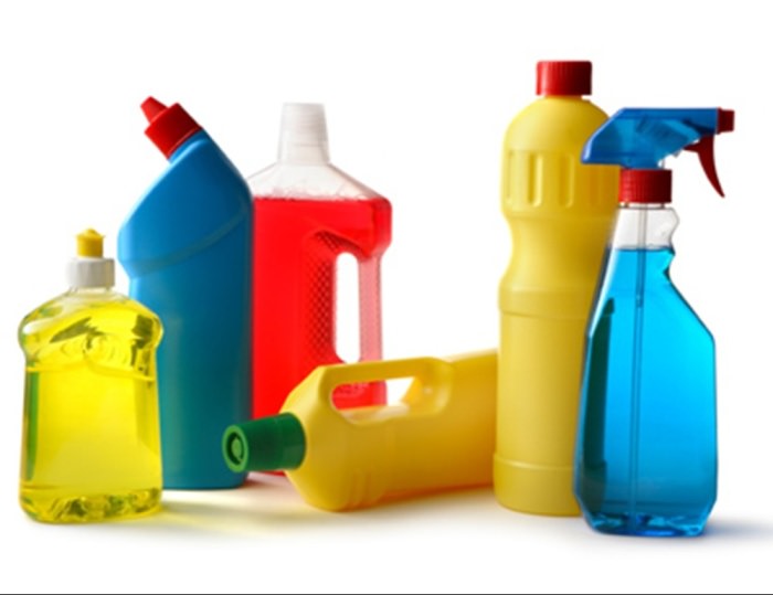 Kotitalouksien kemikaalit jääkaapin puhdistamiseen.