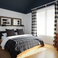 schwarze Tapete im Design des Schlafzimmers im Neobarock-Stil Foto