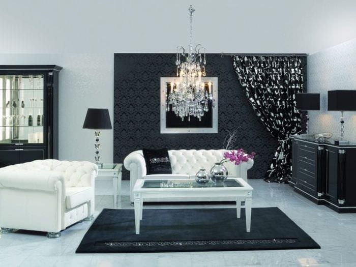 schwarze Tapete im Inneren des Zimmers im Glamour-Stil