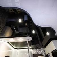 όμορφη μαύρη κρεβατοκάμαρα σε στιλ οροφής