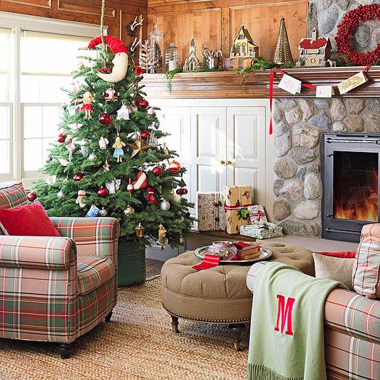 Gran træ landsted dekoration stue jul smykker pejs lænestole sofasæt