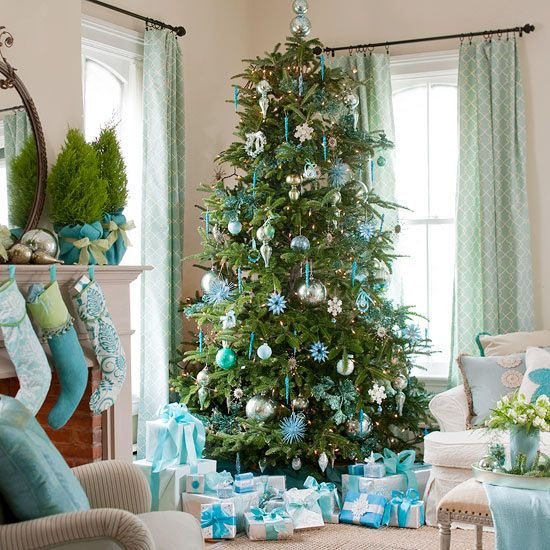 Juletræspynt-trendfarver-himmelblå-sølv