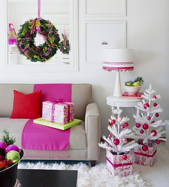 hvide-små-kunstige-juletræer-stue