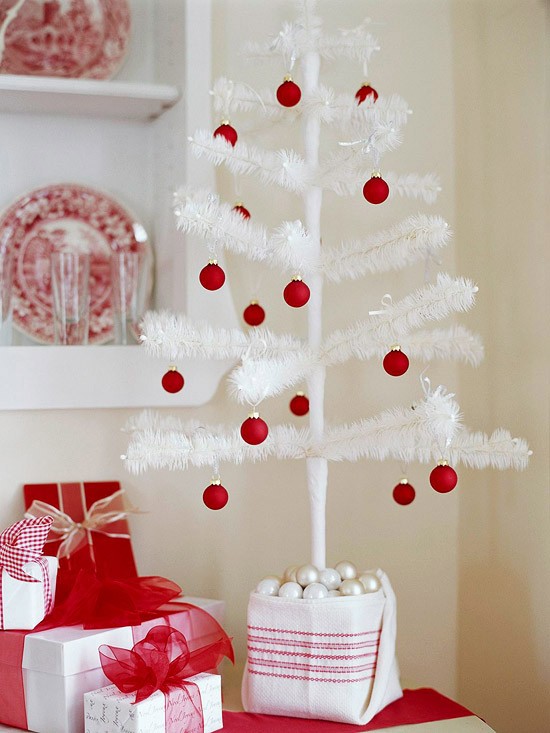 Juletræ-dekorationer-rød-hvid-kunstig-træ