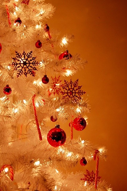 hvide-kunstige-juletræ-fe lys-røde-smykker