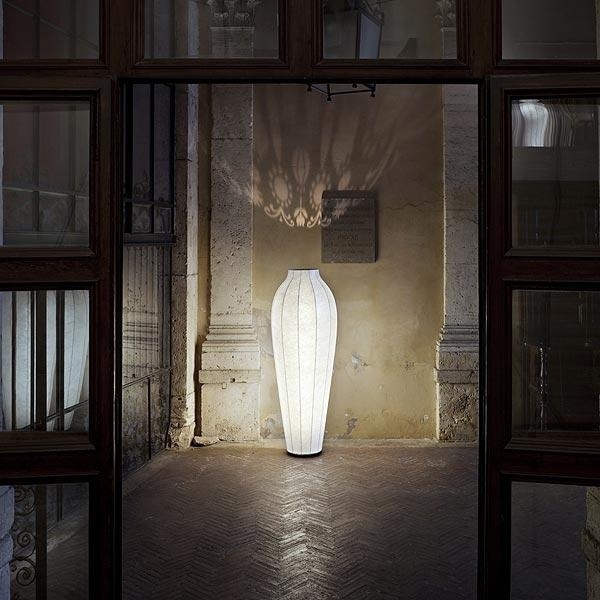Chrysalis -ornament på den øvre kant af spotlyset diffust lys