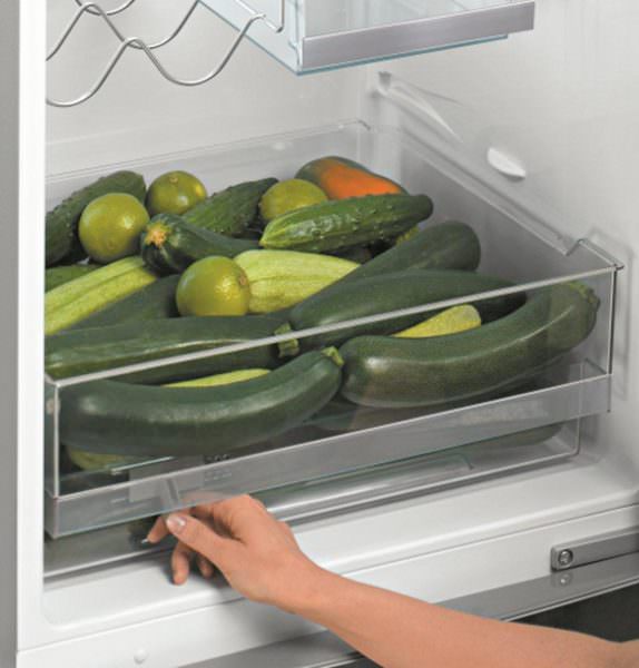 Hvorfor samler det seg vann i kjøleskapet under skuffene for grønnsaker - når varm luft kommer inn, begynner det å smelte, dråpene ruller ned til skuffene med grønnsaker og frukt.