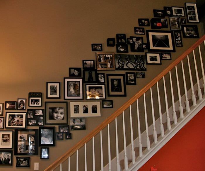 קולאז 'תמונות בעיטור הקיר מעל המדרגות
